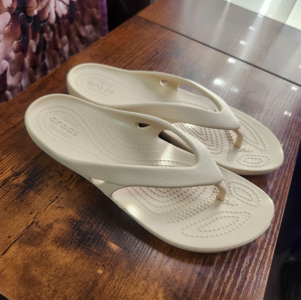 Nwot CROCS Kaydee Flipflops Size 6 - Picture 2 of 8